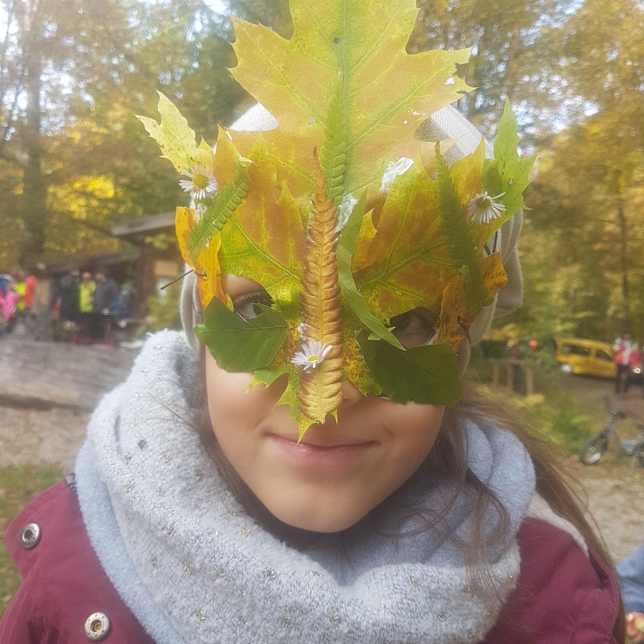 Masken beim Waldfest